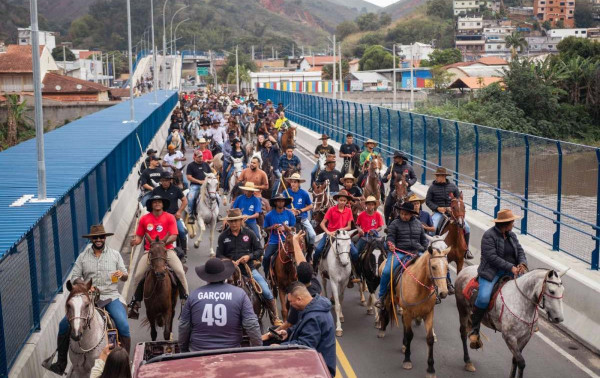 Cavalgada re&uacute;ne mais de 450 cavalos em Barra do Pira&iacute;