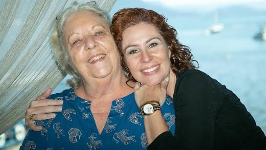 M&atilde;e de Carla Zambelli contra a Folha de S. Paulo