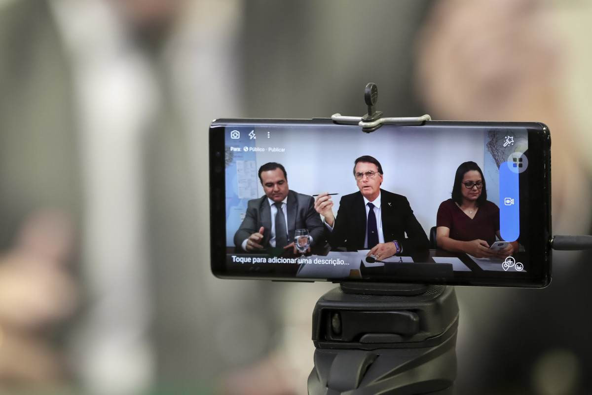 Fl&aacute;vio aciona novamente TSE contra lives de Lula no Alvorada