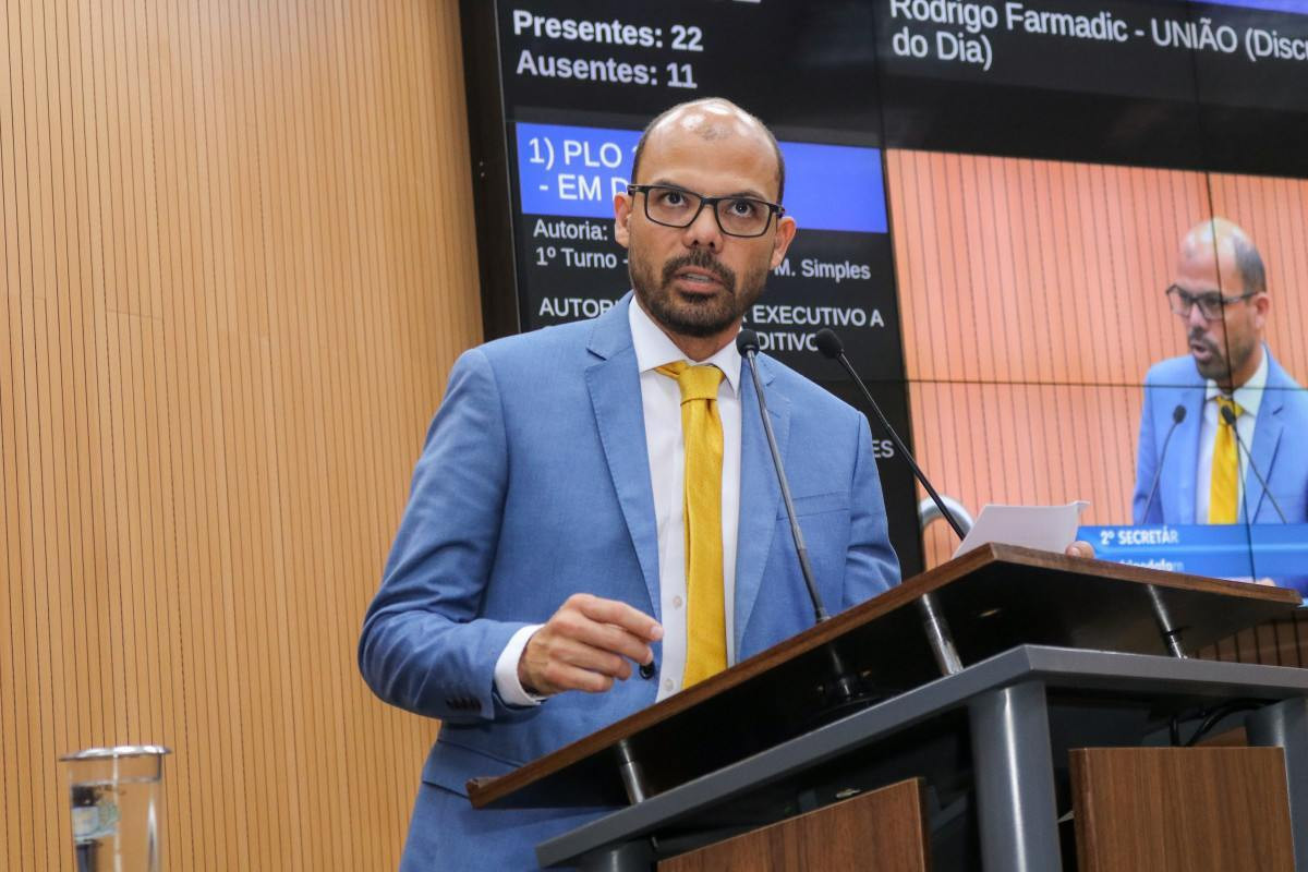Mo&ccedil;&atilde;o a Tarc&iacute;sio pede refei&ccedil;&atilde;o a professores