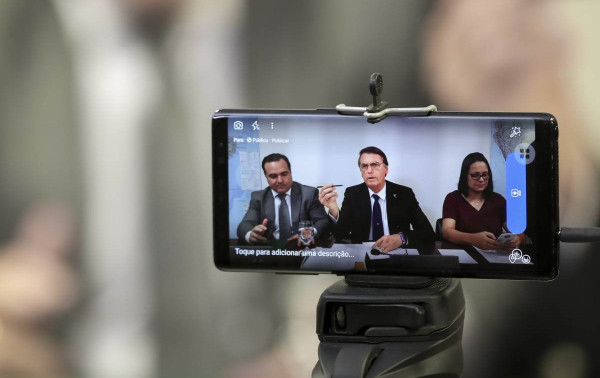 Fl&aacute;vio aciona novamente TSE contra lives de Lula no Alvorada
