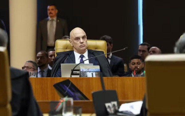 Moraes e Mendon&ccedil;a batem boca durante sess&atilde;o tensa no STF