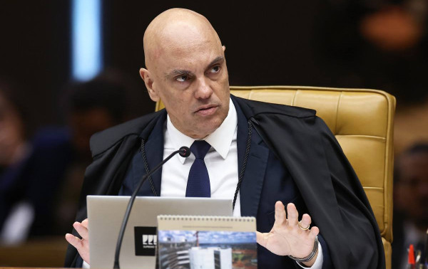 Moraes consulta PGR antes de decidir sobre visita de Fl&aacute;vio a Bolsonaro