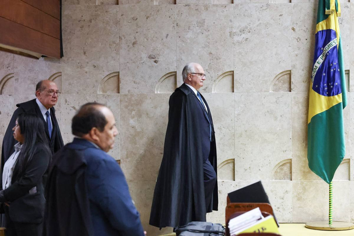 Fachin adia caso Mendon&ccedil;a e Congresso amplia press&atilde;o