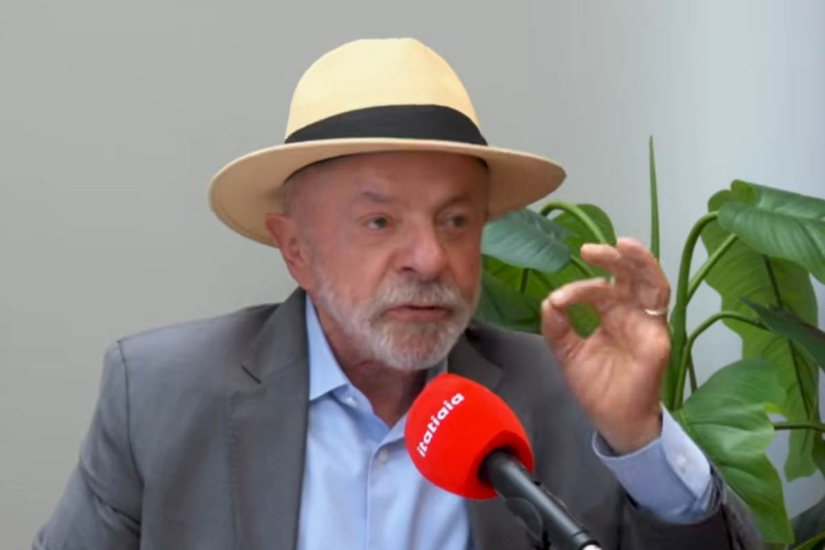 Lula minimiza pesquisas e diz estar "desmontando falcatruas" de Fl&aacute;vio Bolsonaro
