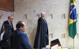 Fachin adia caso Mendon&ccedil;a e Congresso amplia press&atilde;o