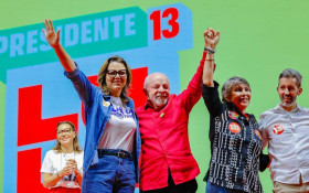 Em com&iacute;cio, Lula critica Celina Le&atilde;o por tentar jogar crise do BRB para o governo federal