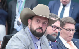 Aliado de Fl&aacute;vio Bolsonaro questiona aumento do Bolsa Fam&iacute;lia no TSE