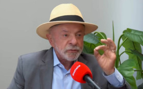 Lula minimiza pesquisas e diz estar "desmontando falcatruas" de Fl&aacute;vio Bolsonaro