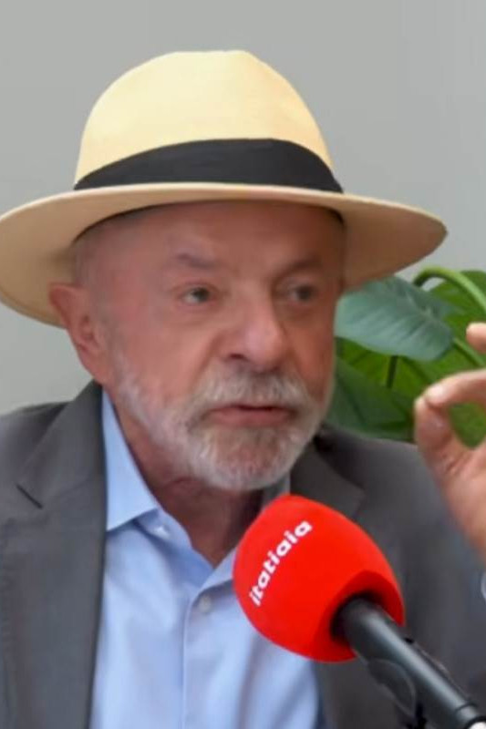 Lula minimiza pesquisas e diz estar "desmontando falcatruas" de Fl&aacute;vio Bolsonaro