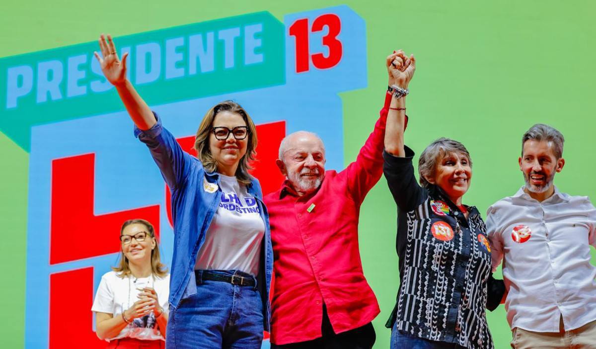 Em com&iacute;cio, Lula critica Celina Le&atilde;o por tentar jogar crise do BRB para o governo federal