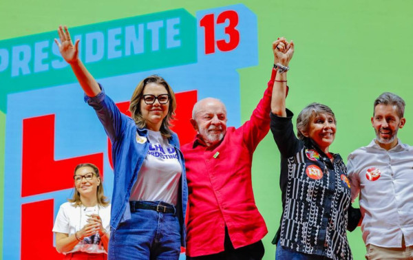 Em com&iacute;cio, Lula critica Celina Le&atilde;o por tentar jogar crise do BRB para o governo federal