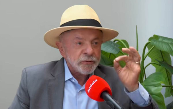 Lula minimiza pesquisas e diz estar "desmontando falcatruas" de Fl&aacute;vio Bolsonaro