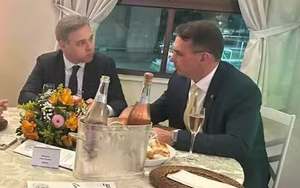 Vai na f&eacute;: Fl&aacute;vio elege Mendon&ccedil;a