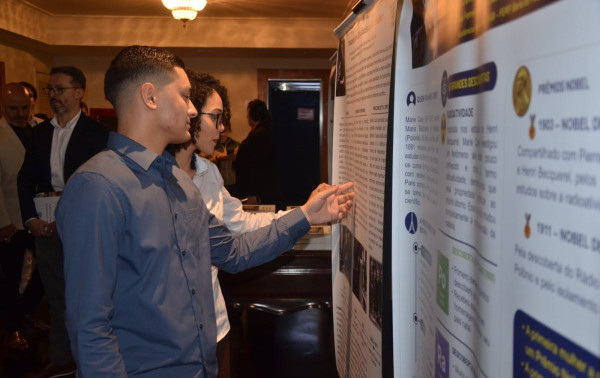 Trabalhos de alunos do UGB s&atilde;o expostos na Academia de Medicina
