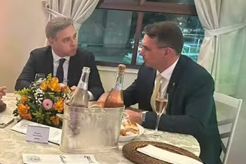 Vai na f&eacute;: Fl&aacute;vio elege Mendon&ccedil;a