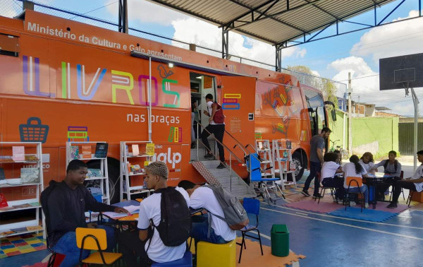 CORREIO CULTURAL: Fliduc recebe &ocirc;nibus‑biblioteca