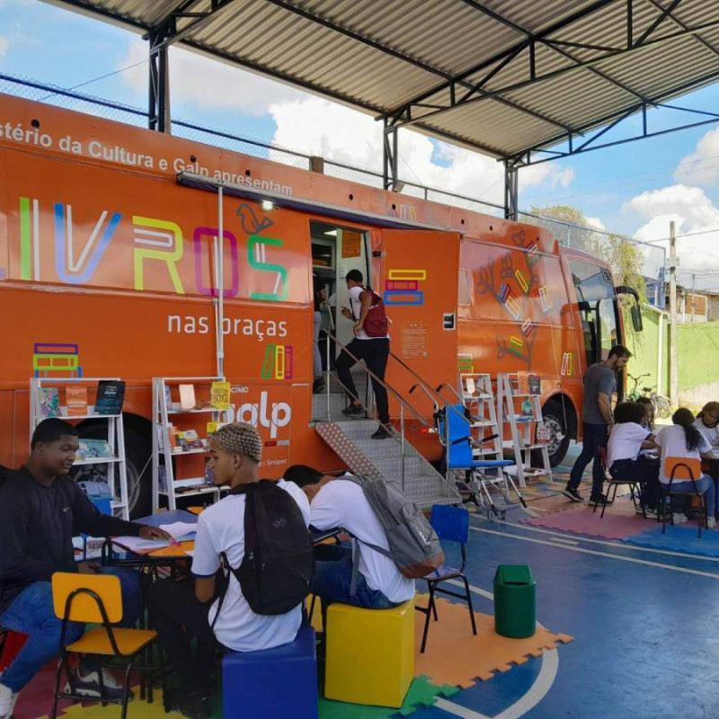 CORREIO CULTURAL: Fliduc recebe &ocirc;nibus-biblioteca