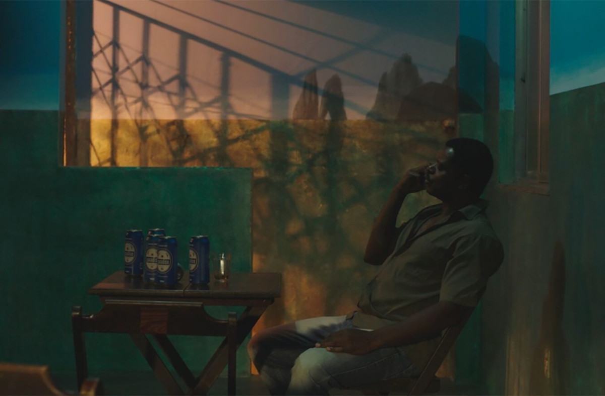 'pacificado', um thriller social que quase se fez com celulares