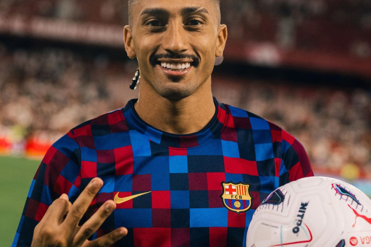 Raphinha renova com o Barcelona at&eacute; 2030