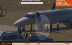 V&iacute;deo mostra Moraes desembarcando de jatinho de Vorcaro no Rio
