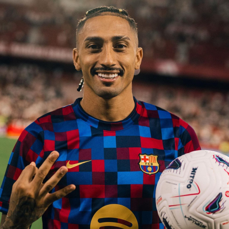 Raphinha renova com o Barcelona at&eacute; 2030