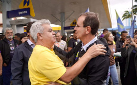 Marcelo Cabeleireiro pede voto consciente durante caminhada