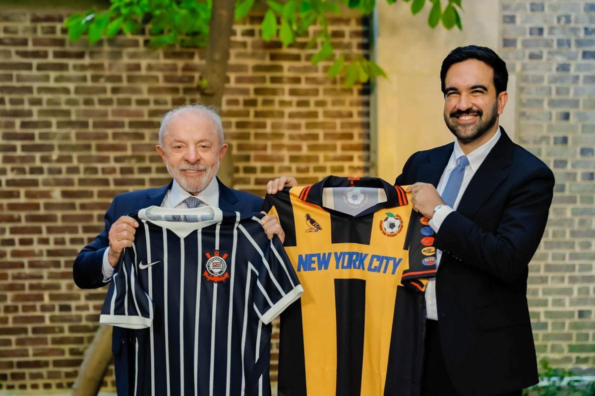 Lula presenteia prefeito de Nova York com a camisa do Corinthians