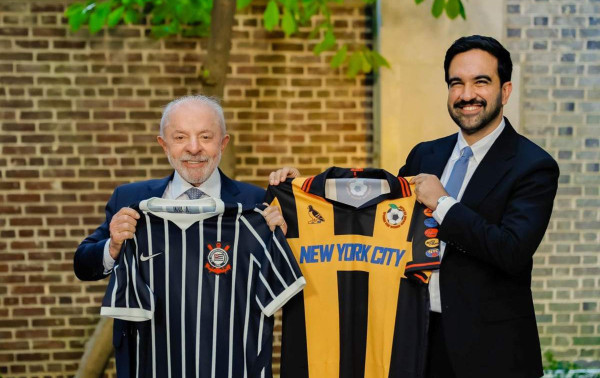 Lula presenteia prefeito de Nova York com a camisa do Corinthians