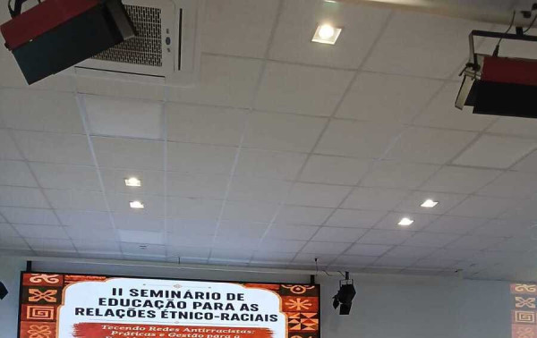 Semin&aacute;rio re&uacute;ne experi&ecirc;ncias sobre educa&ccedil;&atilde;o &eacute;tnico‑racial