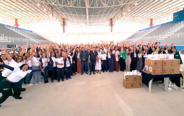 Prefeitura entrega tablets aos agentes de sa&uacute;de de Caxias