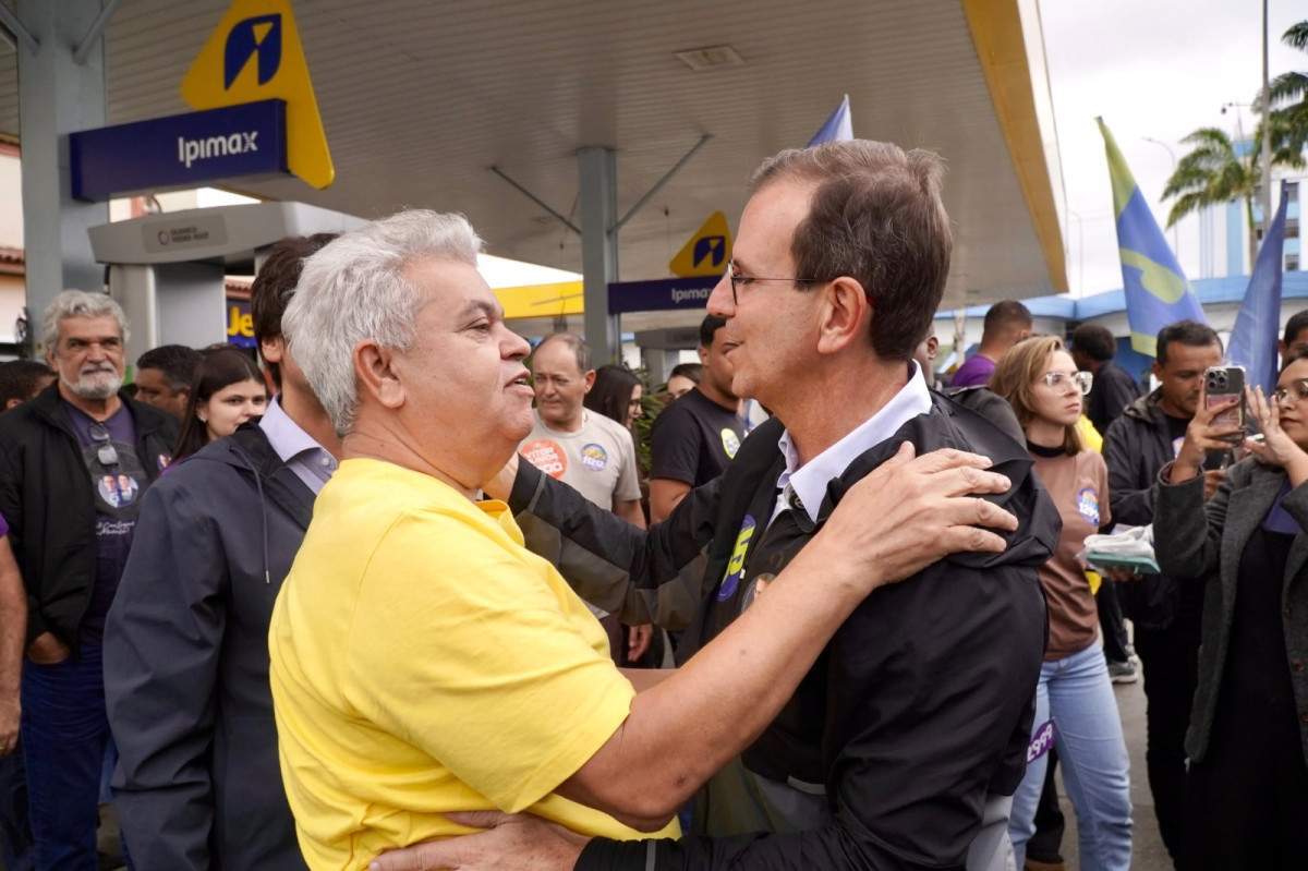 Marcelo Cabeleireiro pede voto consciente durante caminhada