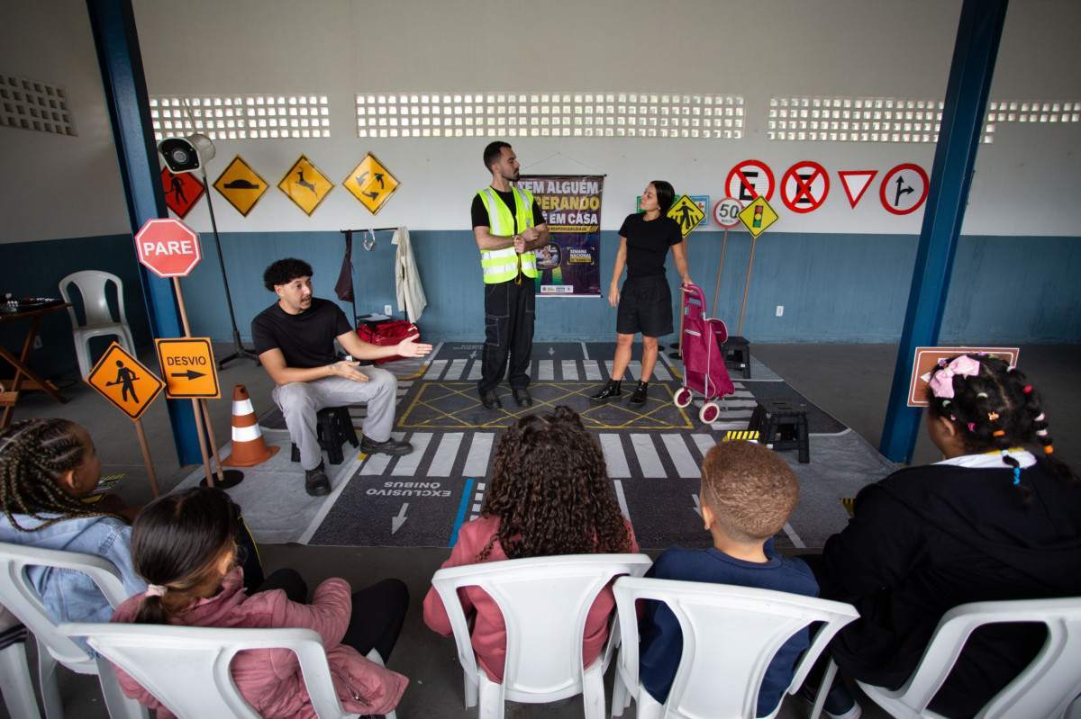 Semana do Tr&acirc;nsito leva conscientiza&ccedil;&atilde;o atrav&eacute;s do teatro alunos da rede p&uacute;blica