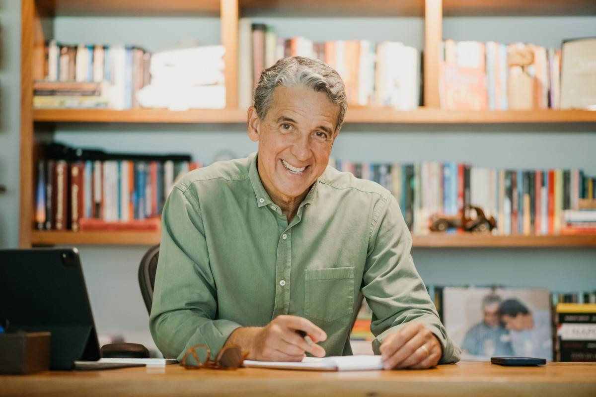 Coluna Magnavita | Livro "Reputa&ccedil;&atilde;o em tempos de incerteza", de Marcos Trindade, CEO da FSB Holding, e da jornalista Fabiana Ribeiro, analisa os impactos da IA e das redes sociais na gest&atilde;o de marcas