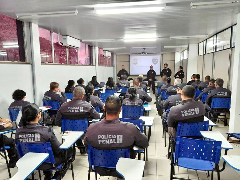 Forma&ccedil;&atilde;o para servidores de 138 pres&iacute;dios em Universidades