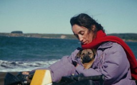 'La Perra', mascote chilena e brasileira, late por mundo