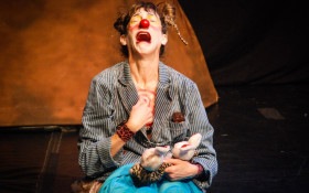 O N&atilde;o-Lugar de &Aacute;gada Tchainik: riso e afeto no Lume Teatro