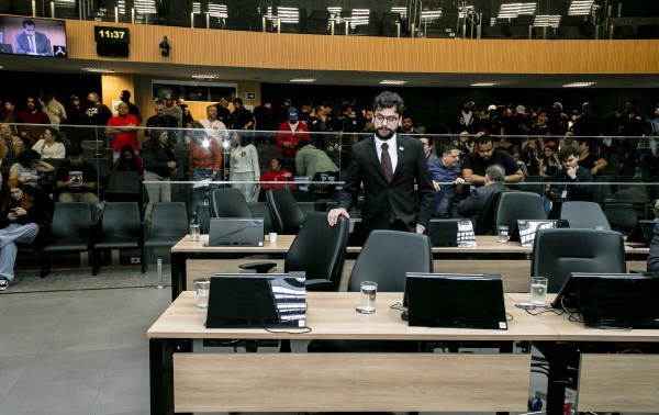 Justi&ccedil;a multa Vini em R$ 5 mil por impulsionar v&iacute;deo contra Higor
