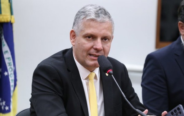 Deputado cobra Previd&ecirc;ncia sobre R$ 463 milh&otilde;es em pagamentos do INSS
