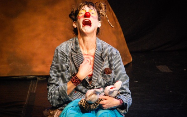 O N&atilde;o-Lugar de &Aacute;gada Tchainik: riso e afeto no Lume Teatro