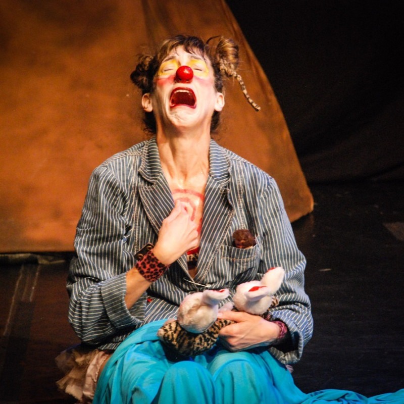 O N&atilde;o-Lugar de &Aacute;gada Tchainik: riso e afeto no Lume Teatro