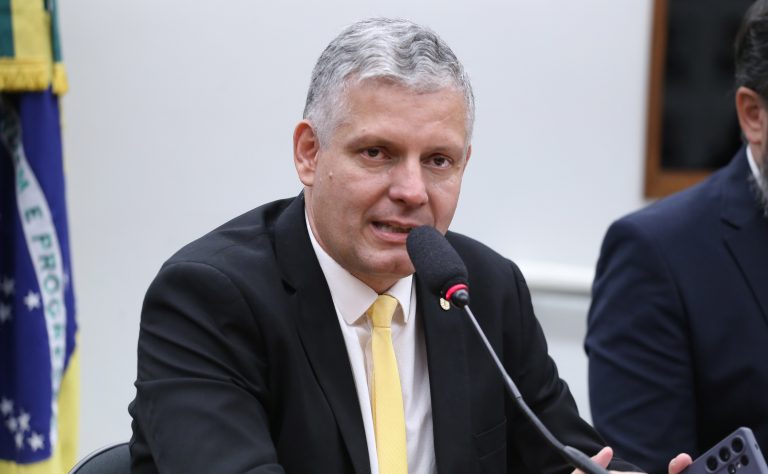 Deputado cobra Previd&ecirc;ncia sobre R$ 463 milh&otilde;es em pagamentos do INSS