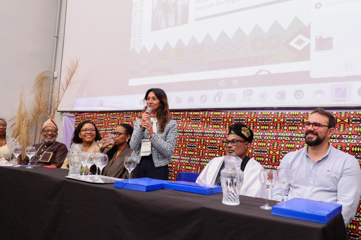 Katia Miki e monarca discutem igualdade racial