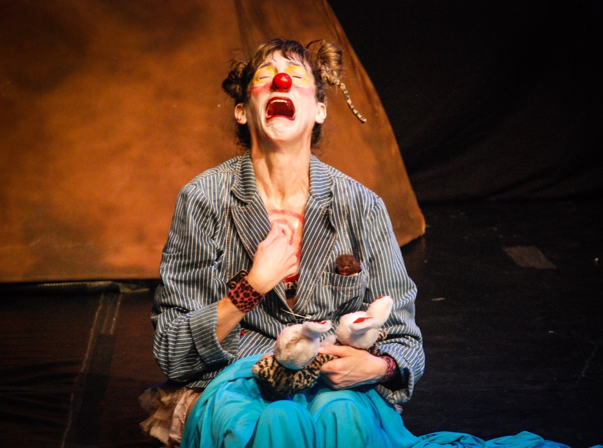 O N&atilde;o-Lugar de &Aacute;gada Tchainik: riso e afeto no Lume Teatro