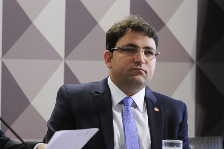 Advogado que estava em jato com Fl&aacute;vio &eacute; alvo da PF no caso INSS