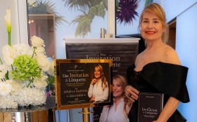 Angela Pimentel lan&ccedil;a livro em Paris