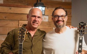 Guitarras sofisticadas numa conversa sem palavras