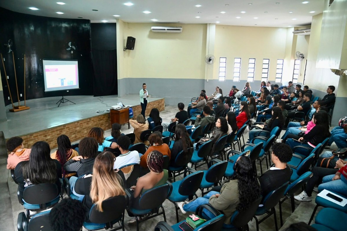 Iniciativa amplia acesso de jovens a oportunidades de est&aacute;gio e trabalho
