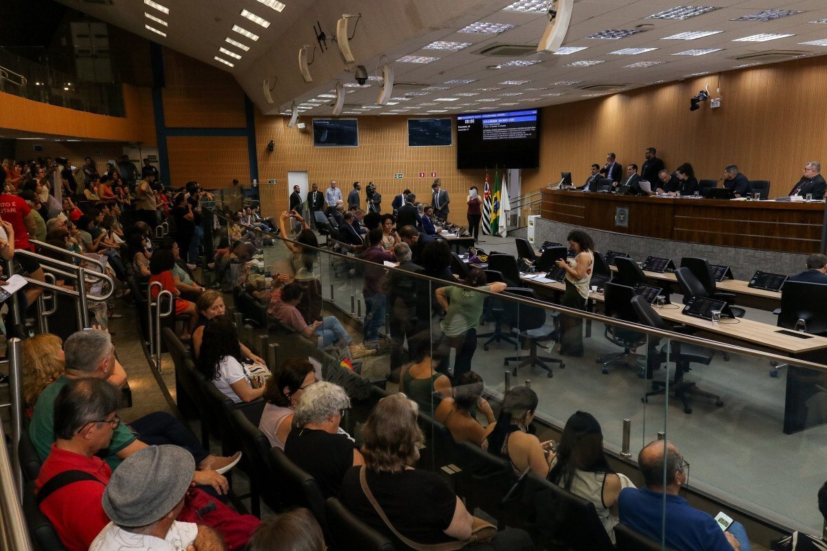 Projeto sobre transpar&ecirc;ncia no uso de IA volta &agrave; pauta da C&acirc;mara