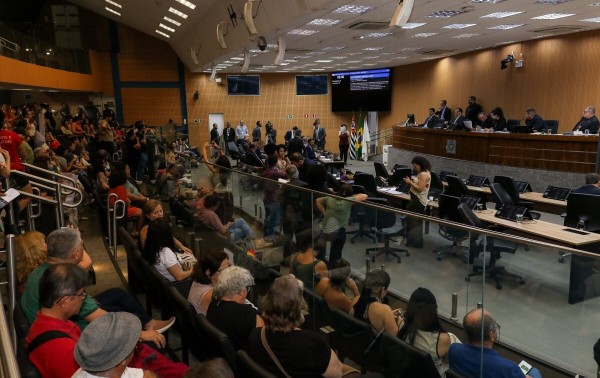 Projeto sobre transpar&ecirc;ncia no uso de IA volta &agrave; pauta da C&acirc;mara